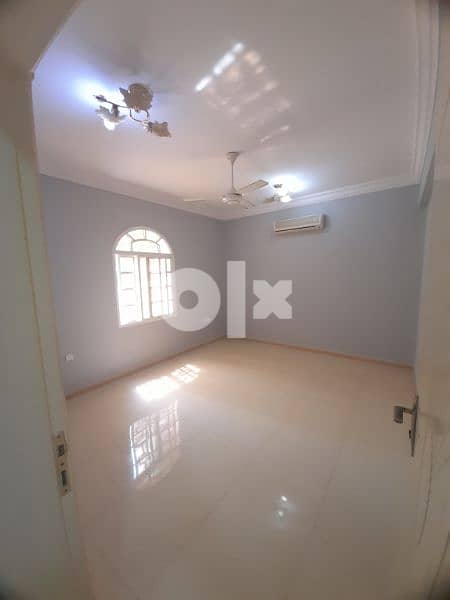 **3 bedrooms flat in Ghubrah 5 minutes to indian school** 8