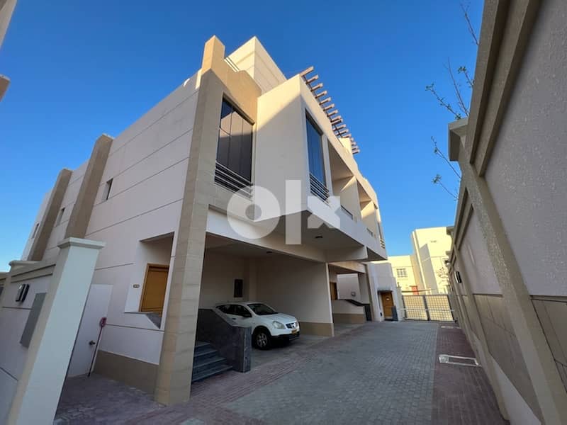 highly recommended 5+1 Bhk at madinat sultan qaboos 0