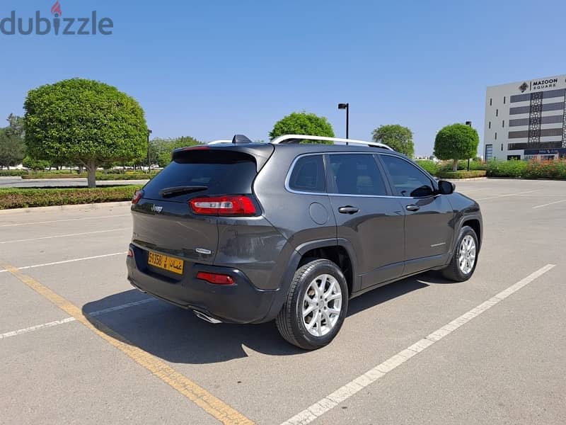 Jeep Cherokee 2015 v6 GCC motor 4X4 5