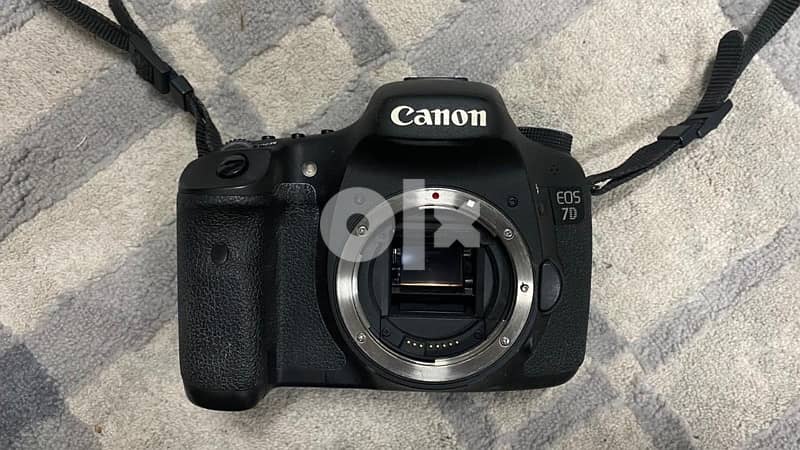 Canon EOS 7D DSLR Camera with Canon ESF 18-200mm 1