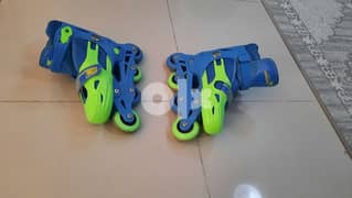 skates ( 2 pairs )
