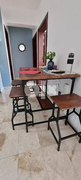 Dining table in excellent condition 1