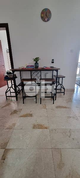 Dining table in excellent condition 2