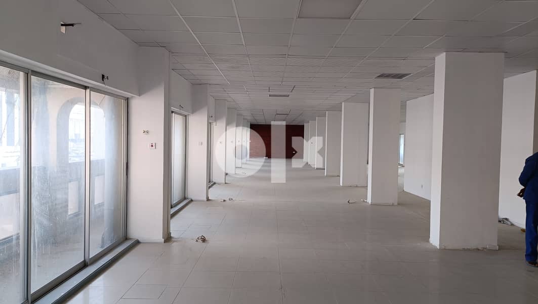 Showroom space available in CBD area 4