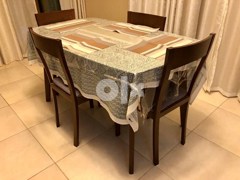 Wooden 4 Seater Dinning Table with chairs 1