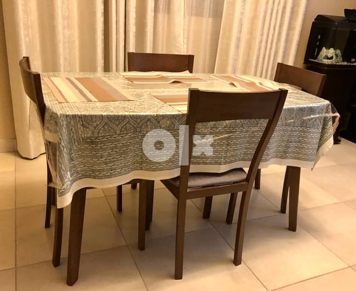 4 Seater Dinning Table with chairs 1