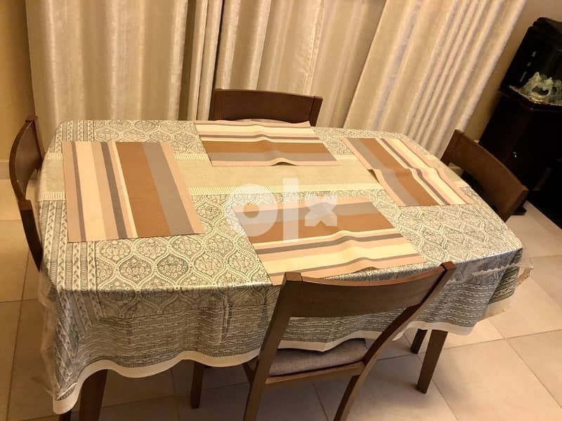 4 Seater Dinning Table with chairs 2