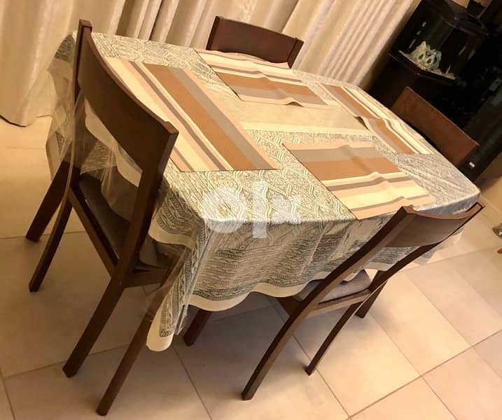 4 Seater Dinning Table with chairs 3