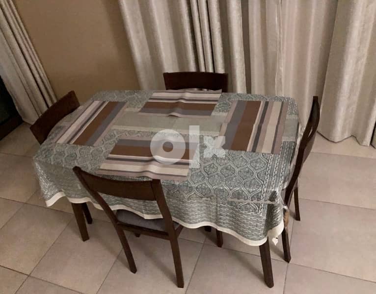 4 Seater Dinning Table with chairs 4