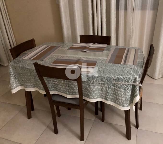 4 Seater Dinning Table with chairs 5