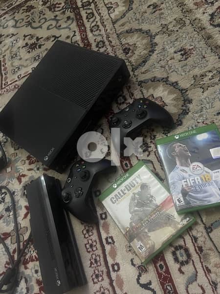 Xbox one with 2 controllers and Kinect (Camera) 0