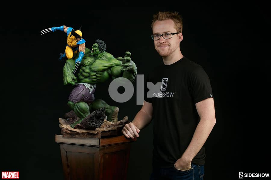 Hulk vs Wolverine Statue 1