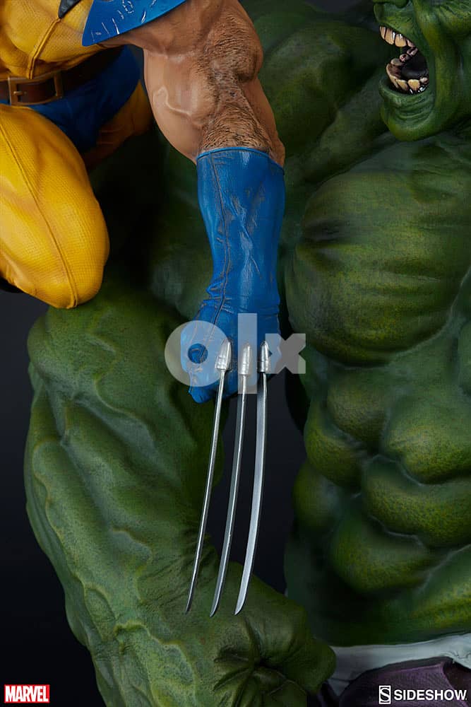 Hulk vs Wolverine Statue 2