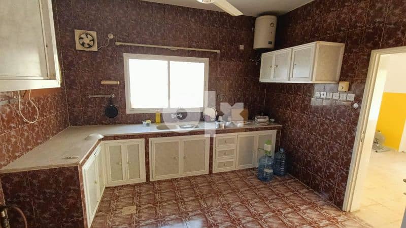 Room for rent in Alkhoudh for single working woman expatriate 2