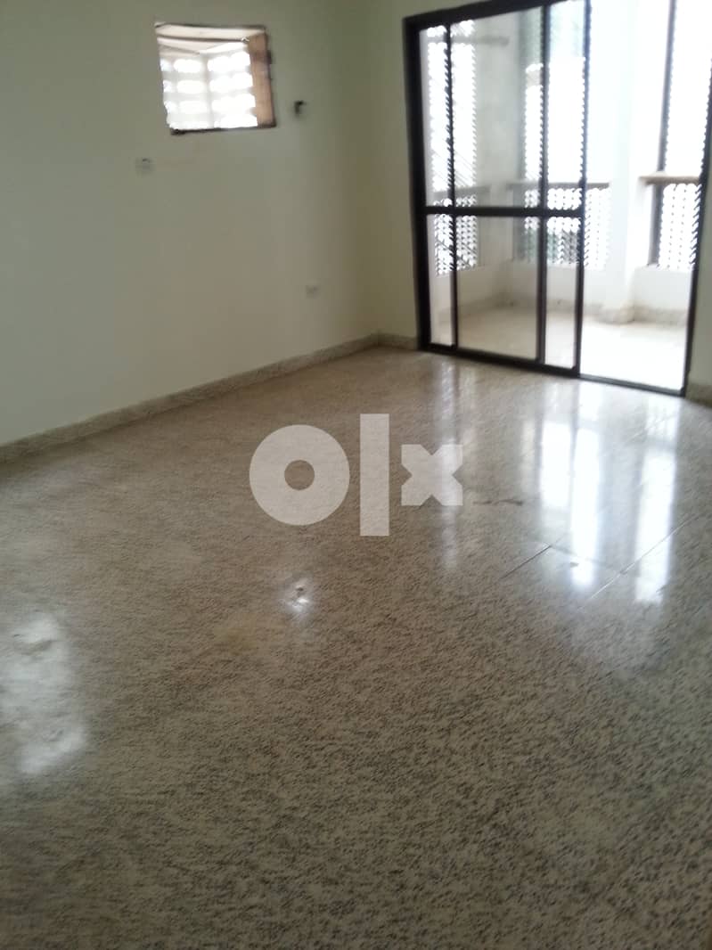 شقة 3 غرف واسعة بالخويرSpacious 3 bedroom apartment in Al Khuwair 2