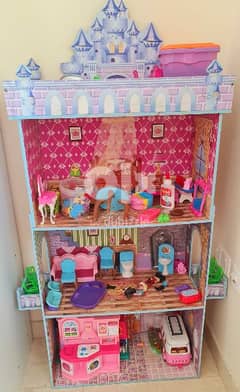 Throwaway price. Barbie House with plenty of Toys