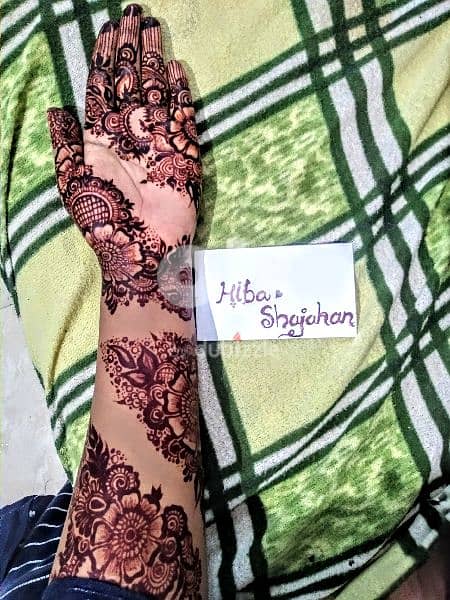 Henna artist available for home service 4