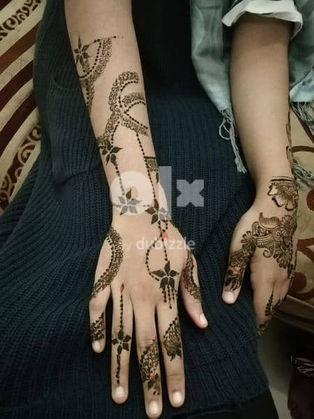 Henna artist available for home service 6