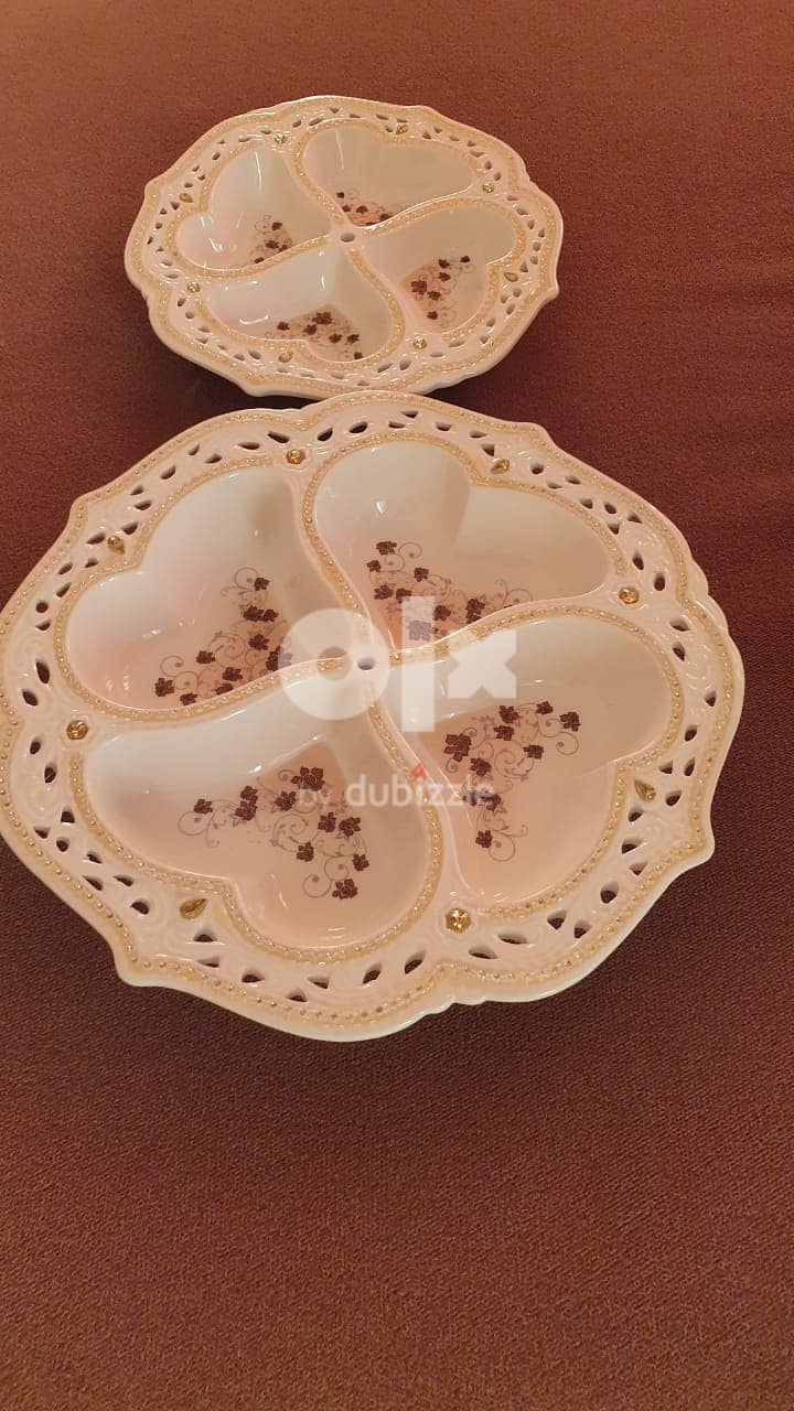 Price reduced. Two-Tiered glas tray platter plates, new and durable. 3
