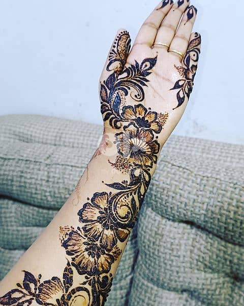 Henna artist available for home service 3