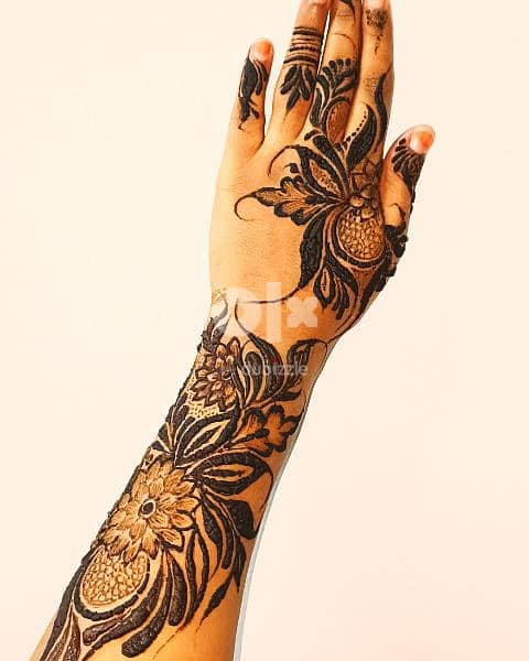 Henna artist available for home service 7