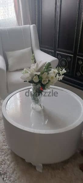 2 chairs with a round table Excellent quality 5