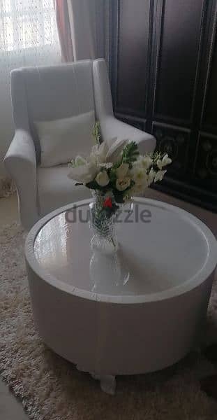 2 chairs with a round table Excellent quality 6