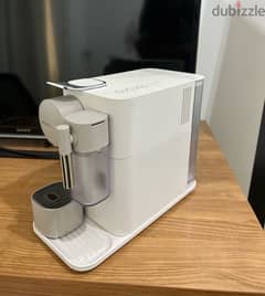ماكينه نيسبرسو (De’ Longhi) coffee machine