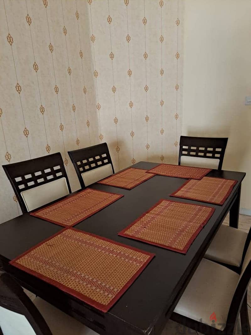 DINNING TABLE WITH 4 CHAIRS 2