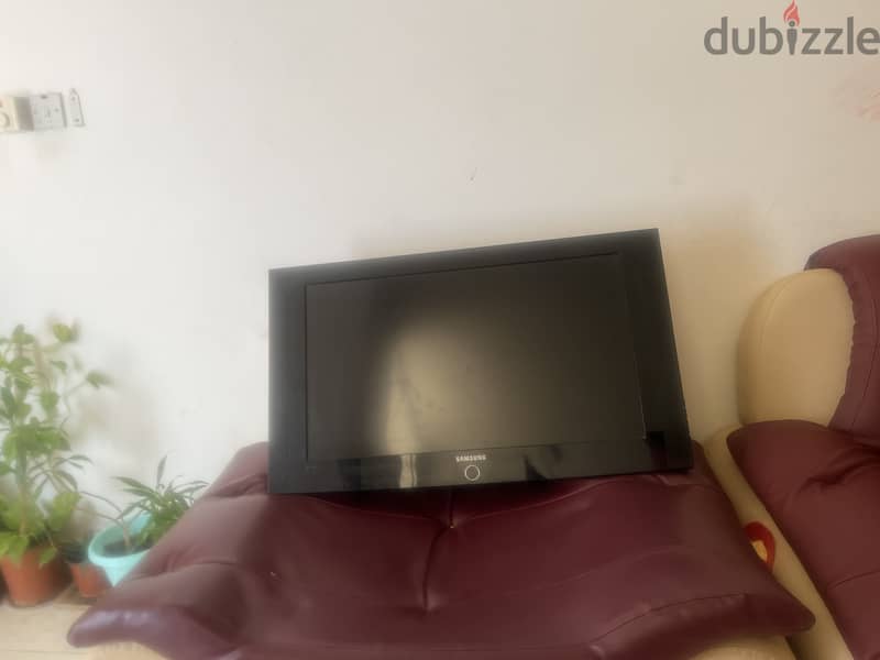 Samsung 32 inch  Tv for sale with stand and Airtel Receiver 1