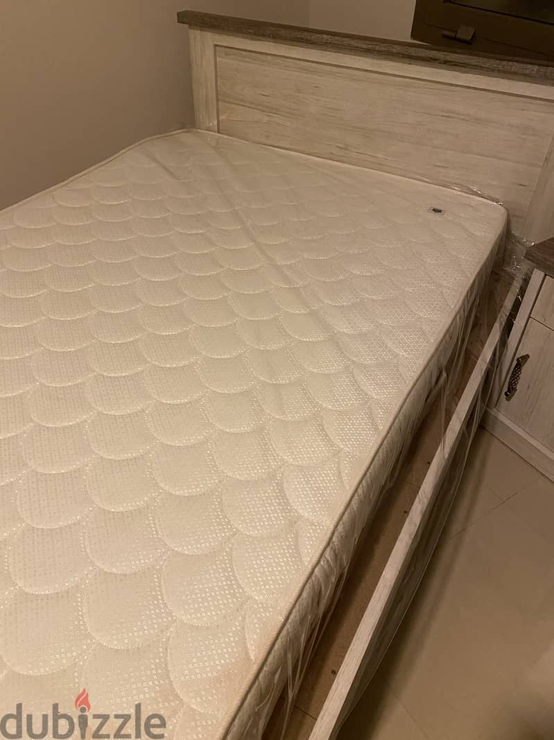 Beautiful single bed including mattress & nightstand - like new! 4