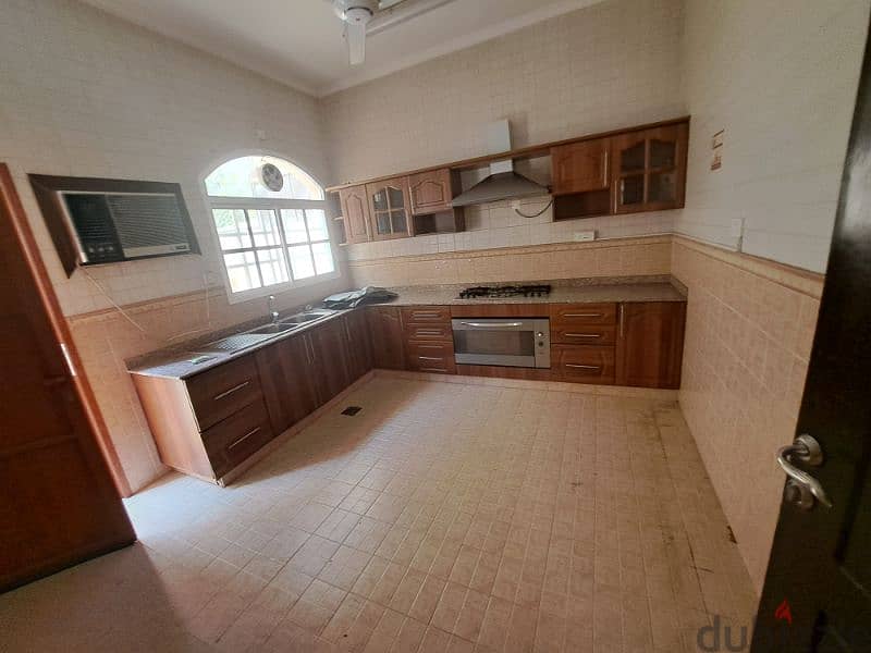 Nice villa in ghubrah south near bosher  sport complex 17