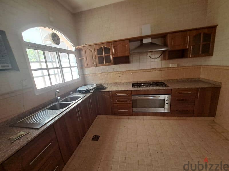 Nice villa in southbghubrah close to Oman mall 2