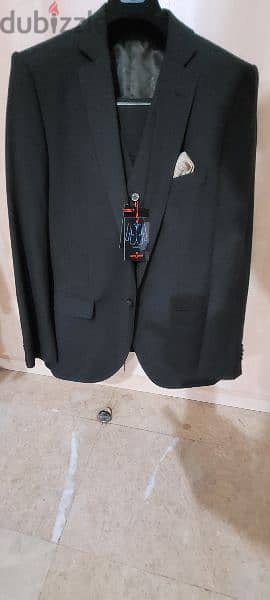Piere Cardin Mens 3 piece suit. Size 50 Slim fit 1