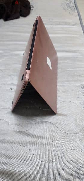 Apple Mac book 1