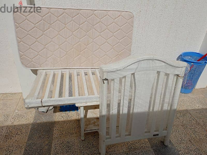 good condition baby cot 2