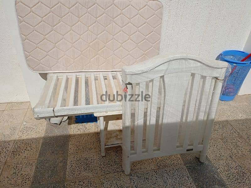 good condition baby cot 3