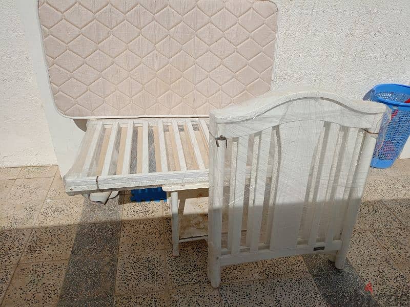 good condition baby cot 4