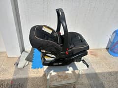 good condition baby car seat with bace 0