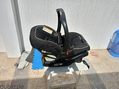 good condition baby car seat with bace