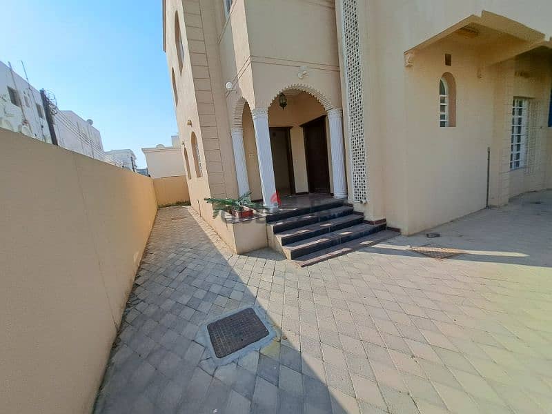 Nice villa in ghubrah south good location 8