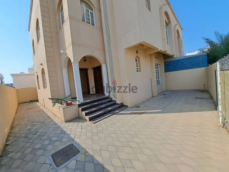 Nice villa in ghubrah south good location 10