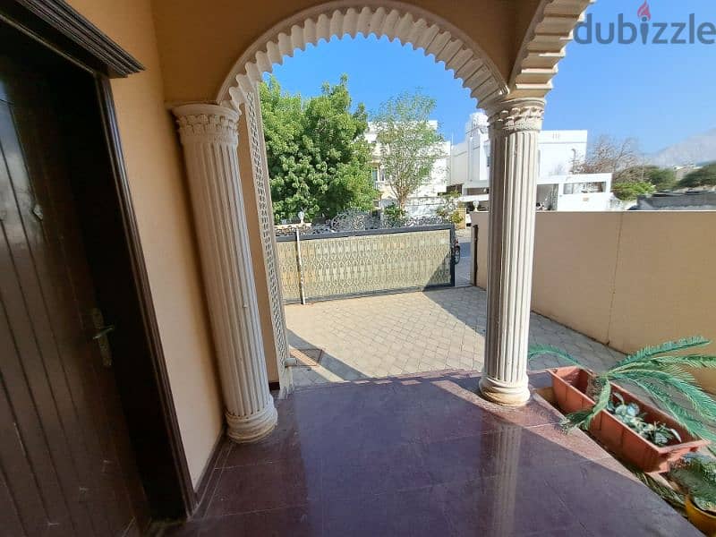 Nice villa in ghubrah south good location 14