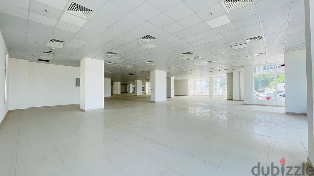 Showroom in Al Khuwair, 2200 square meters 6