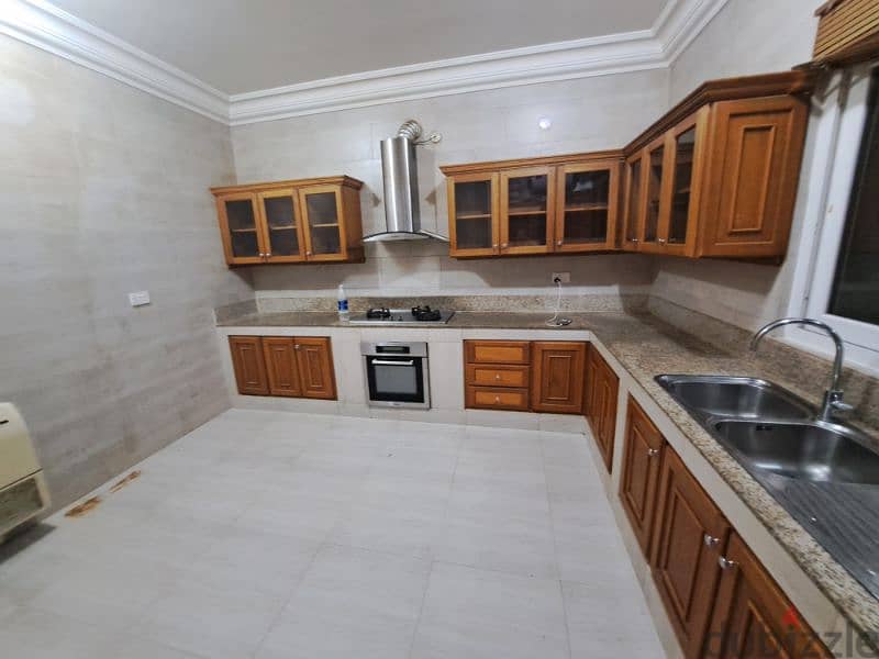 spacious  ground floor of house near souq khoud and  Al Hanai  modq 8