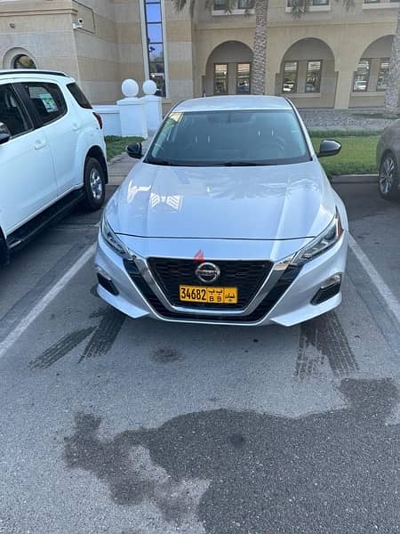 Nissan Altima 2019 SR . . Nice Car and very Clean 6