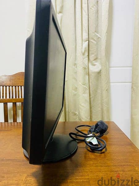 LG FLATRON COMPUTOR MONITOR WITH FREE CONNECTOR 1