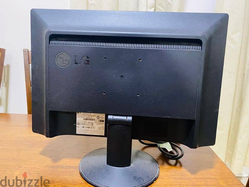 LG FLATRON COMPUTOR MONITOR WITH FREE CONNECTOR 2