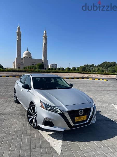 Nissan Altima 2019 SR . . Nice Car and very Clean 7