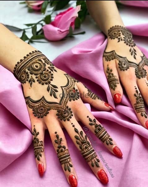 Henna designer available 1